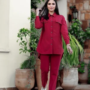 Ensemble chemisier long et pantalon en rouge