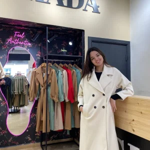 Manteau double boutonnage en blanc cassé