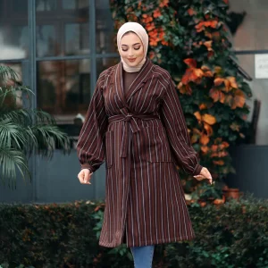 Manteau marron avec des manches raglan