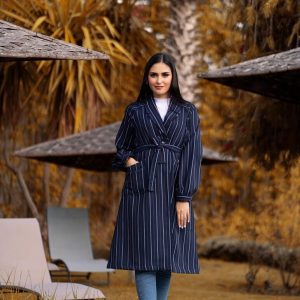 Manteau bleu marine avec des manches raglan