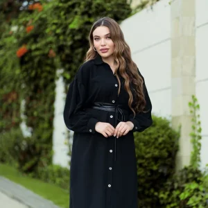 Chemisier longue en noir avec ceinture en cuir