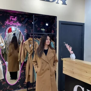 Manteau double boutonnage en beige caramel