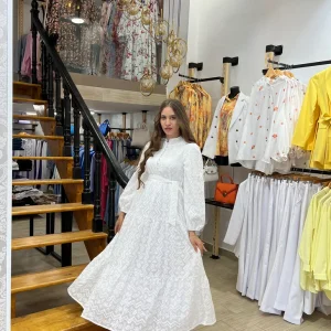 Robe blanche brodée