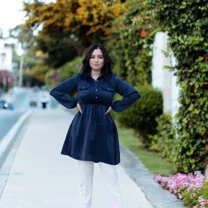 Chemise satinée en bleu marine