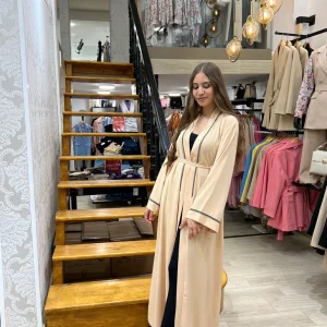 Abaya beige avec de strass