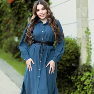 Chemisier longue en bleu pétrole avec ceinture en cuir