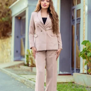 Ensemble tailleur veste et pantalon en beige