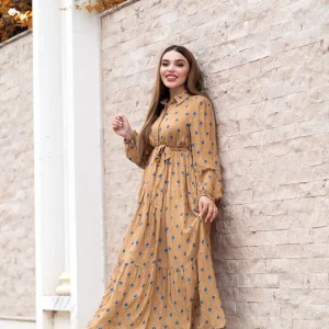 Robe longue beige imprimée en bleu