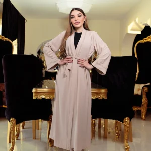 Abaya beige avec des strass