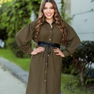Chemisier longue en vert olive avec ceinture en cuir