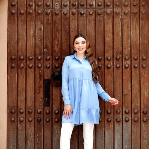 Chemise satinée en bleu ciel