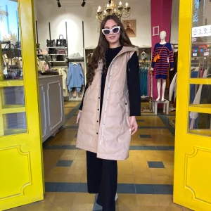 Gilet matelassé à capuche en beige