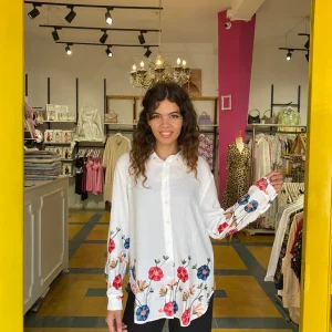 Chemise brodée en blanc