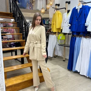 Ensemble veste à col châle et pantalon droit en beige