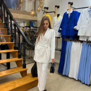 Ensemble veste à col châle et pantalon droit en blanc