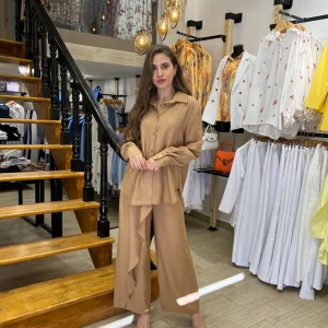 Ensemble chemisier et pantalon en beige foncé