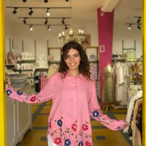 Chemise brodée en rose