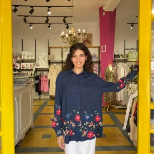 Chemise brodée en bleu marine