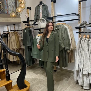 Ensemble blazer - pantalon en vert kaki