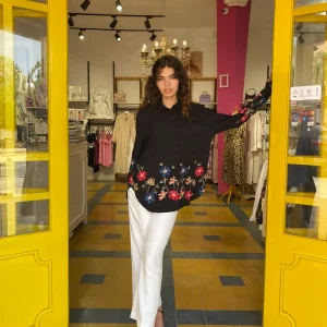 Chemise brodée en noir