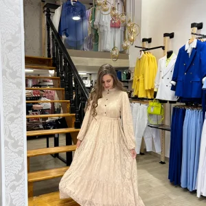 Robe beige en dentelle