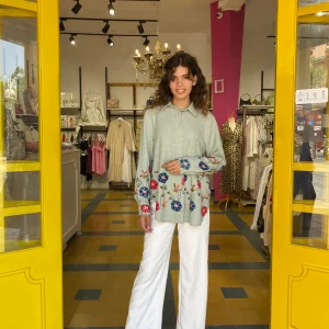 Chemise brodée en vert pastel