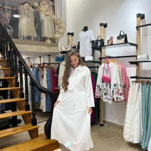 Ensemble chemise & jupe brodé en blanc