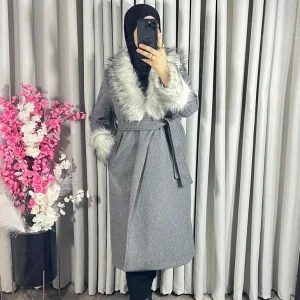 Manteau long gris avec col et manches en fourrure