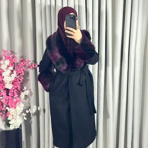 Manteau long noir avec col et manches en fourrure