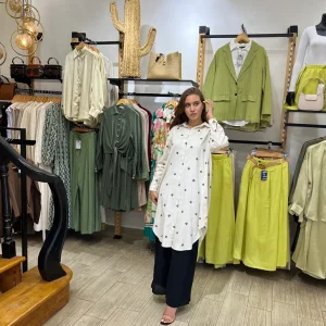 Chemise longue en lin fleurie