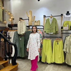 Chemise longue en lin fleurie