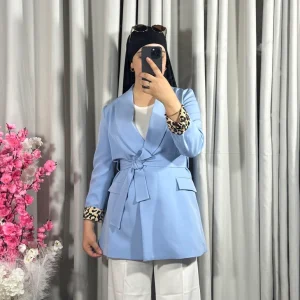 Veste bleu ciel à motif léopard