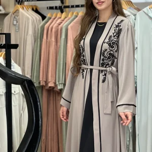 Abaya beige avec broderie