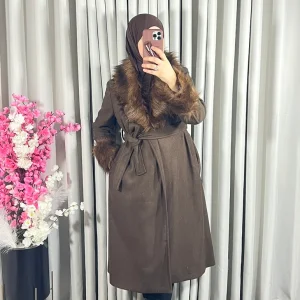 Manteau long marron avec col et manches en fourrure