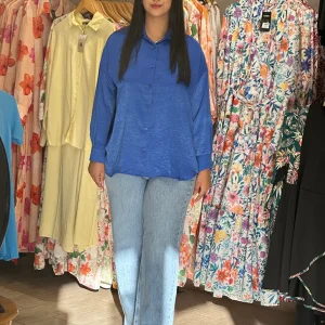 Chemise satinée en bleu roi