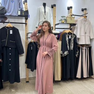 Abaya avec manches brodées
