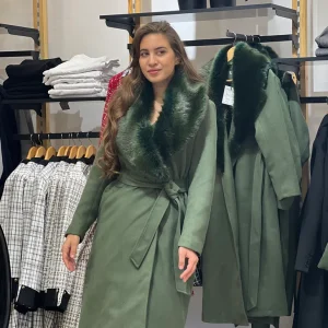 Manteau long en vert avec col fourrure