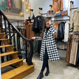 Manteau long en blanc et noir
