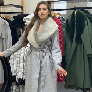 Manteau long gris avec col fourrure