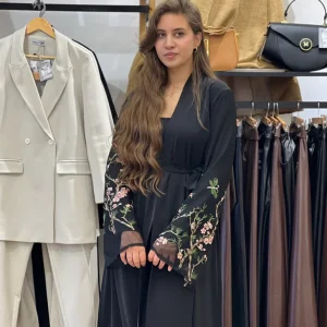 Abaya longue noire avec manches fleuries