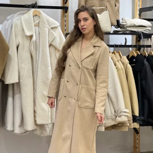 Manteau long en beige avec double boutonnage