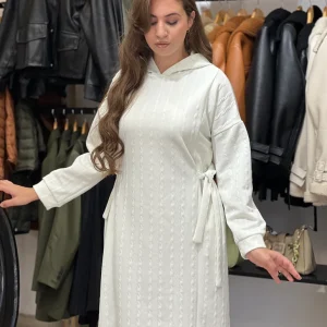 Robe à capuches en blanc cassé