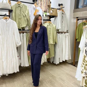 Ensemble tailleur en lin à rayures en bleu marine