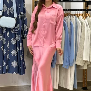 Chemise satinée en rose