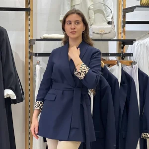 Veste bleu marine ceinturée