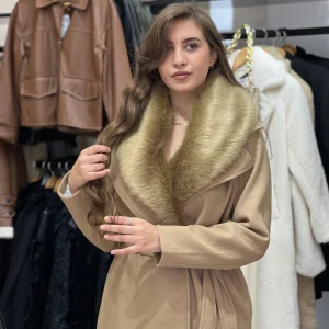 Manteau beige avec col effet fourrure