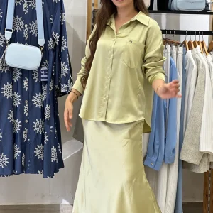 Chemise satinée en vert