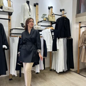 Veste noire ceinturée