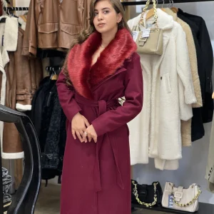 Manteau bordeau avec col effet fourrure