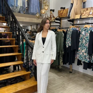 Ensemble tailleur en lin à rayures en blanc